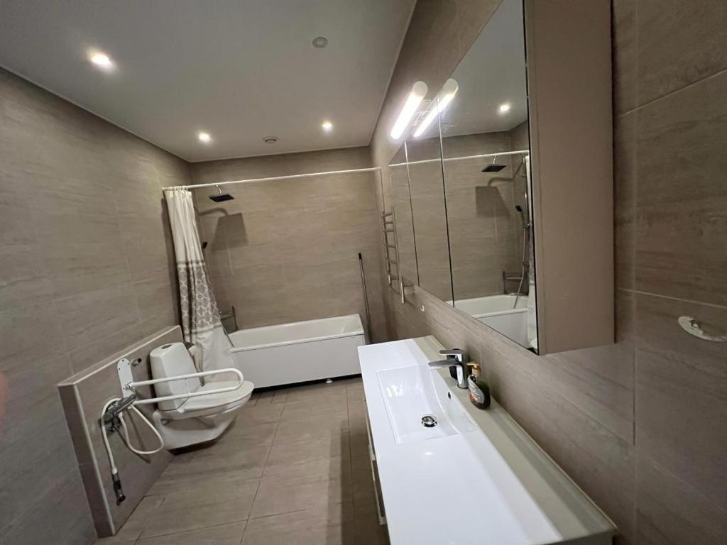 Вілла Beautiful Terraced House With Private Parking Сандвікен Екстер'єр фото